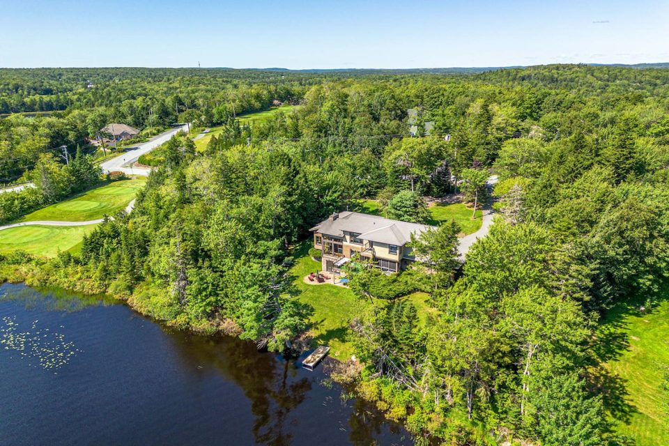 Serene Modern Lakehouse on the golf course, Hammonds Plains